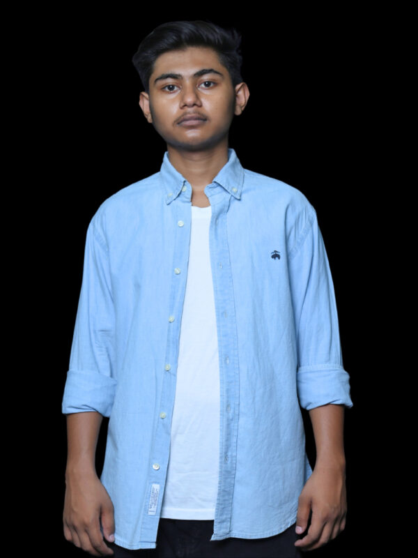 Blackberrys Layered Style: Dark Blue Button-Up Shirt & Light Blue T-Shirt